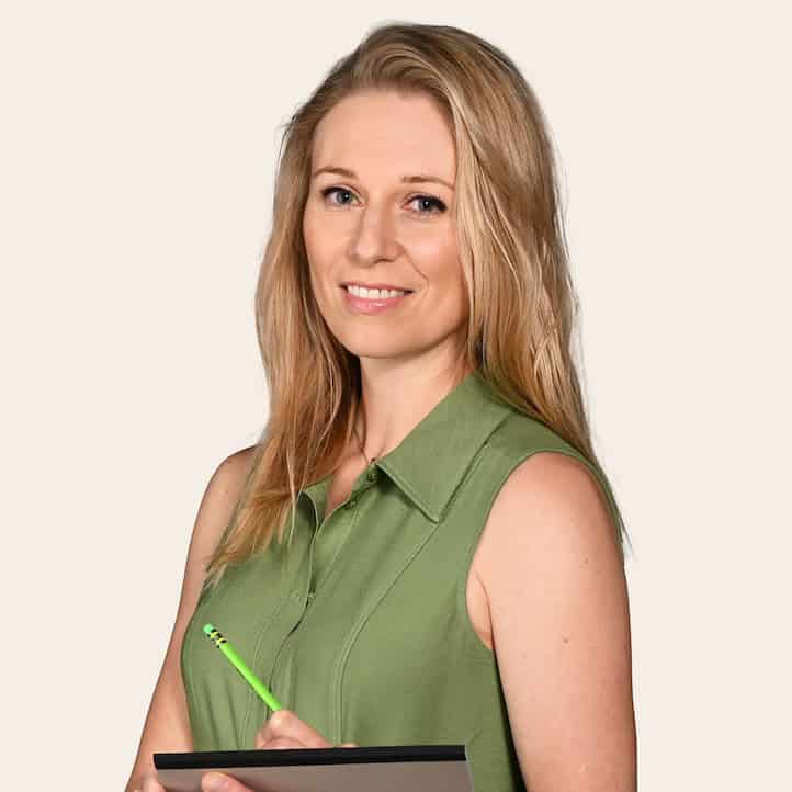 Headshot of Amy Knight